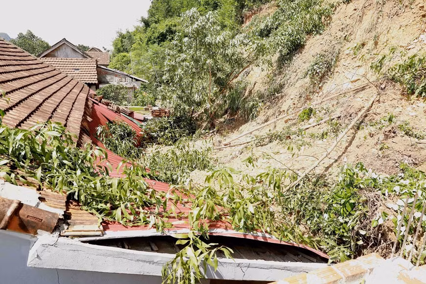 Les maisons des ménages de la région montagneuse de Ba Con ont été enterrées par des glissements de terrain. Photo: VNA