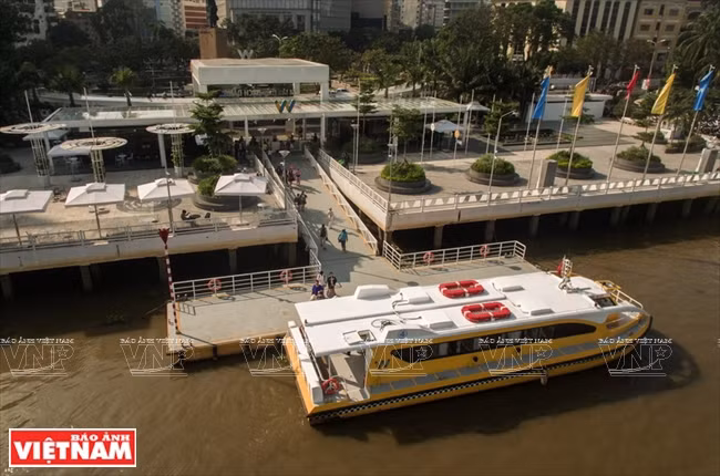 La première ligne de bateaux-bus fluviaux est le fruit d’une coopération entre le Service des Communications de Ho Chi Minh-Ville et la SARL Thuong Nhat. 