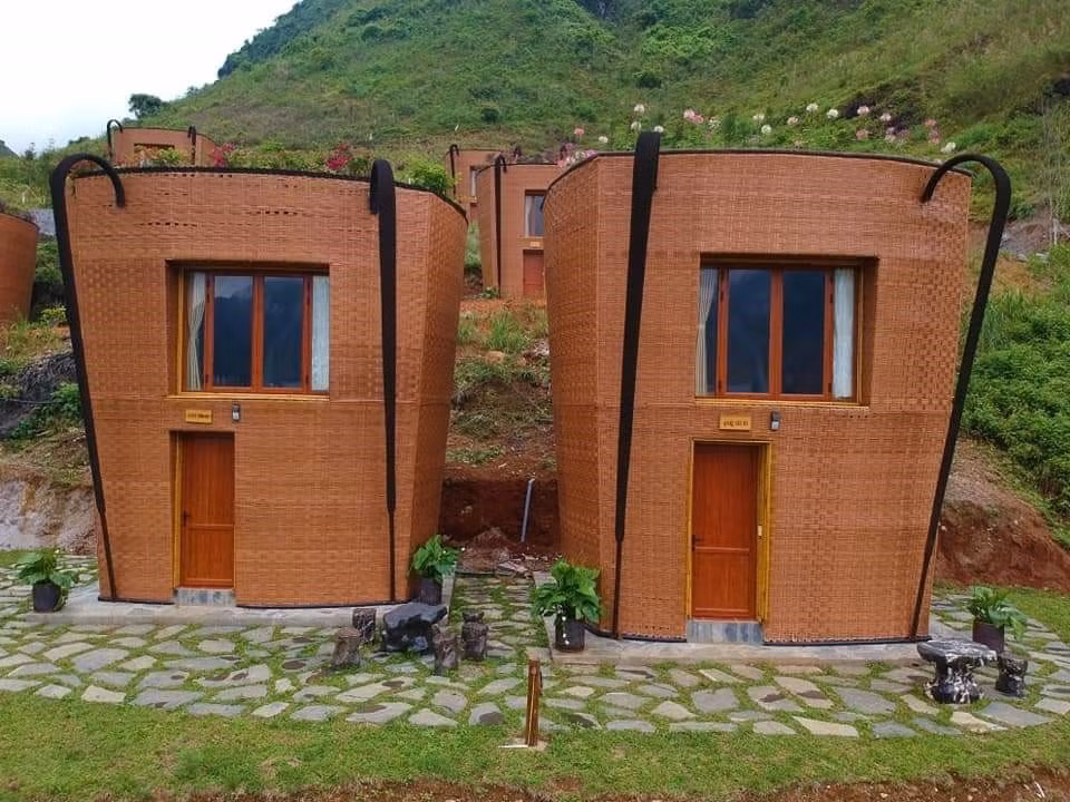Des bungalows en forme de panier à dos de l'ethnie H'mong. Photo: VNA