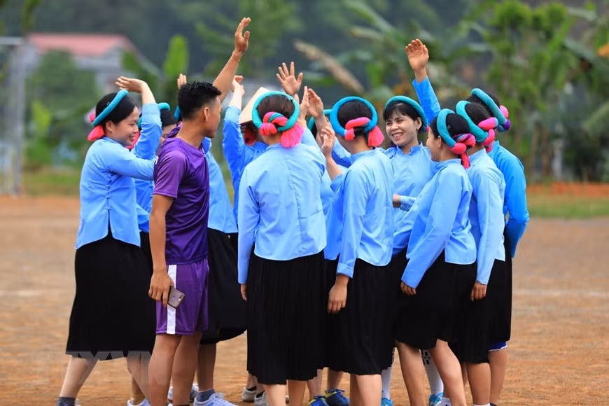 Les femmes de la minorité ethnique San Chi qui jouent au football dans leurs tenues traditionnelles ne se trouvent que dans la commune de Huc Dong, district de Binh Lieu, province de Quang Ninh. Sur la photo: l'équipe d'un hameau montre sa détermination avant le match. Photo: VNA