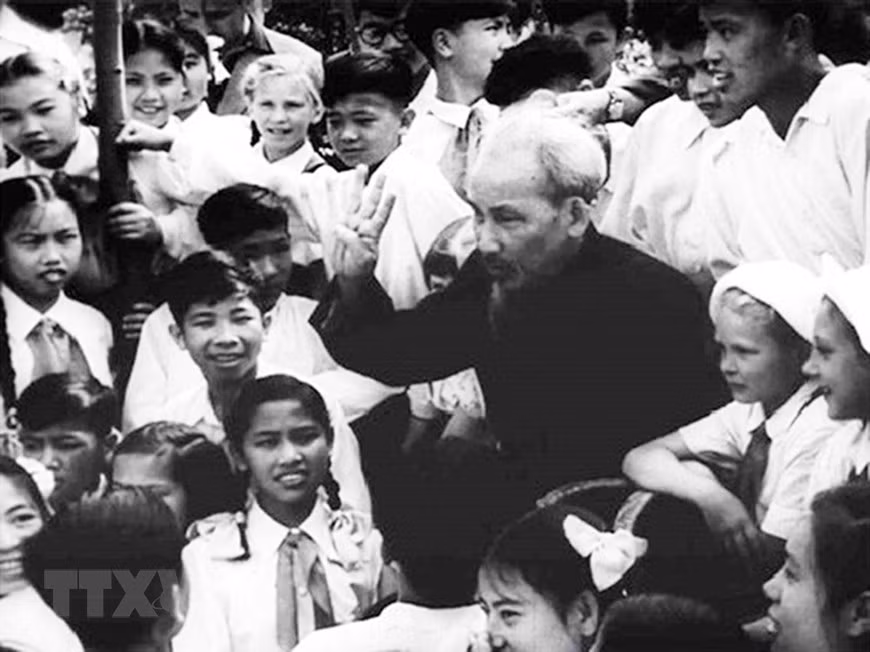 Le Président Ho Chi Minh et des enfants vietnamiens participant à un camp d'été international en Russie. Photo: Archives/VNA 