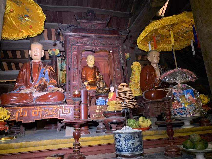 Le premier édifice est dédié au culte des trois ancêtres de de la secte bouddhique Truc Lâm : le roi bouddhiste Trân Nhân Tông, les bonzes Phap Loa et Huyen Quang. 