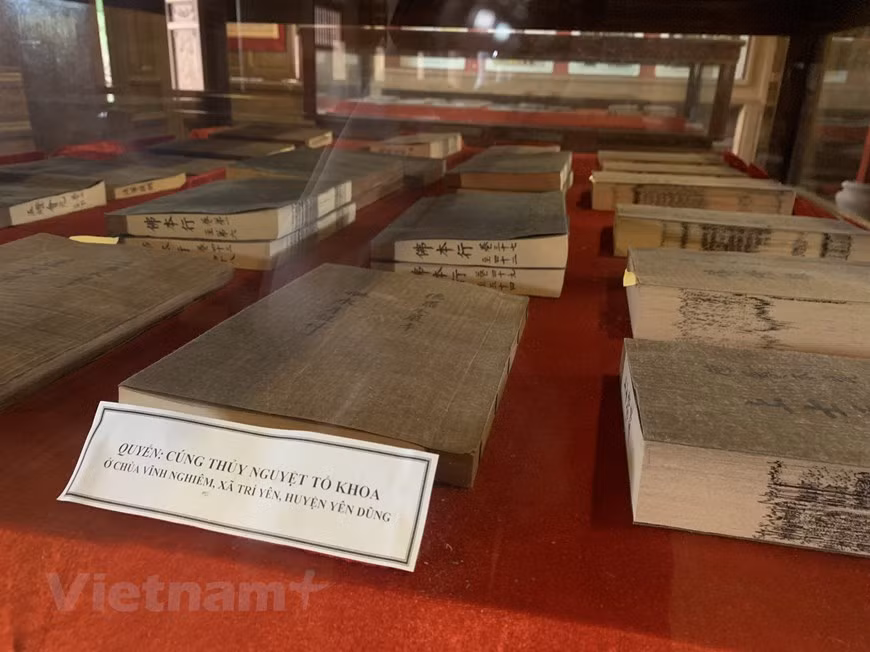 Des livres imprimés à partir des tablettes de bois, sont exposés dans la pagode.