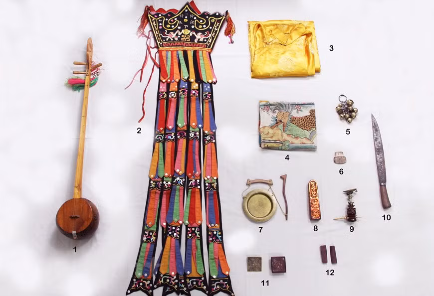 Instruments de musique, costumes et objets dans les performances du chant "then" de l'artiste Luu Dinh Bao, commune de Duong Quang, province de Bac Kan. 