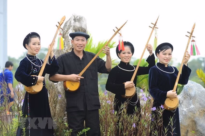 Le chant "then" est une partie essentielle de la vie spirituelle des groupes ethniques Tay, Nung et Thai, et pratiqué dans de nombreuses provinces septentrionales et dans la province de Dak Lak (Hauts Plateaux du Centre). 