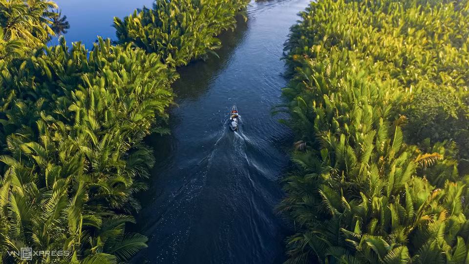 La rivière King Giang, longue de plus de 7 km, traverse les communes de Tinh Khue, Tinh Hoa et Tinh Ky (ville de Quang Ngai), reliant l’estuaire de Co Luy. Au début de la rivière dans la commune de Tinh Khe, se trouve une forêt de cocotiers d’eau formée il y a des centaines d’années.