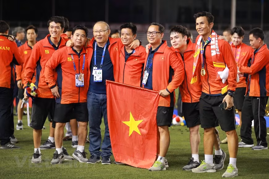 L’entraîneur Park Hang-seo (3e de gauche) et d’autres membres de l’équipe d'entraîneurs de la sélection vietnamienne U22 après la cérémonie de remise de médailles à Manile.