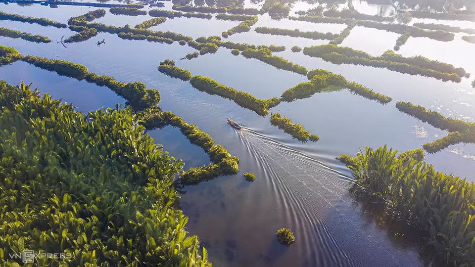 En raison du terrain submergé, le principal moyen de transport est le bateau. Bien qu'elle ne soit pas exploitée à des fins touristiques, la forêt de cocotiers de Tinh Khe est assez célèbre à Quang Ngai en raison de sa beauté sauvage et romantique.