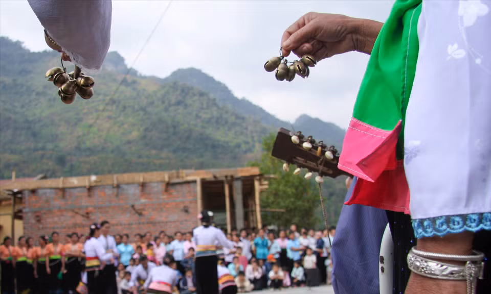 Les instruments utilisés dans le Xoè comprennent tambours, gongs, petites cloches, bâtons de bambou, cymbales et notamment luth Tinh tâu dont les sons battent la mesure, gardent le rythme mais aussi poussent, invitent les habitants des hameaux proches et éloignés à participer. Photo: VNP