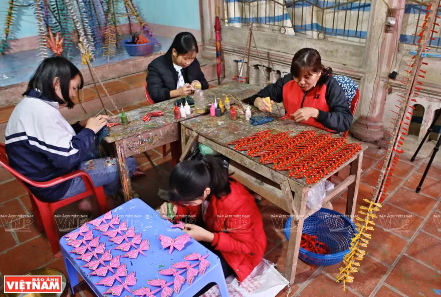 Le village de Thach Xa est situé dans la zone des pagodes de Tay Phuong, district de Thach That, à Hanoi. les artisans fabriquent des libellules en bambou qui sont à la fois simples, familières et attrayantes. Leur particularité est de tenir en équilibre sur n’importe quel support. Photo: VNP 