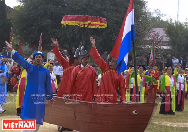 Reconstitution d’une scène montrant des commerçants néerlandais achetant du riz au village de Chiêng. 