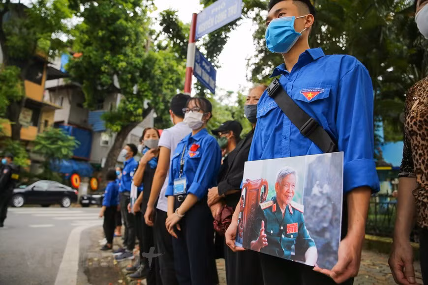 Les 14 et 15 août, des délégations de différents ministères et organes laotiens, d’organisations internationales et ambassades à Vientiane, ainsi que des Vietnamiens vivant et travaillant au Laos, sont venus à l’ambassade du Vietnam pour présenter leurs condoléances. Au Cambodge, dans la matinée du 14 août, l’ambassade du Vietnam a organisé l’hommage et la cérémonie commémorative de l’ancien secrétaire général du PCV Le Kha Phieu. Les cadres et employés de l’ambassade, des Viet kieu, des entreprises vietnamiennes investissant au Cambodge et des étudiants vietnamiens suivant des cursus dans ce pays, y ont participé. Après la cérémonie commémorative, plusieurs personnalités cambodgiennes dont le vice-président du Sénat Sim Ka ; le président de la Commission d'inspection du Parti du peuple cambodgien (PPC), Ek Sam Ol, ont dirigé des délégations pour rendre un dernier hommage au défunt. Photo : VNA