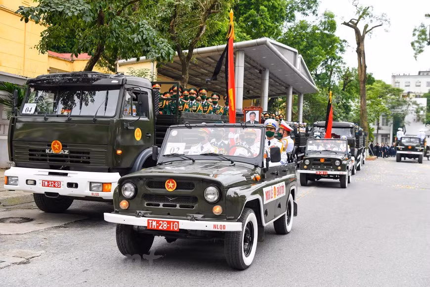 Dans son message envoyé le 8 août au secrétaire général du Parti communiste du Vietnam (PCV) et président vietnamien Nguyên Phu Trong, le secrétaire général du Comité central du Parti communiste chinois (PCC) et président chinois, Xi Jinping, a écrit : "Au nom du Parti communiste chinois, du gouvernement, du peuple chinois et personnellement, je présente mes condoléances profondes au Parti communiste du Vietnam, au gouvernement et au peuple vietnamiens. Je voudrais adresser mes condoléances à la famille du camarade Lê Kha Phiêu". Lê Kha Phiêu est un haut dirigeant exceptionnel du Parti et de l'État vietnamiens. Il a conduit le peuple vietnamien à réaliser de grandes réalisations dans le processus d’édification du socialisme et du processus de Renouveau. Photo : VietnamPlus 