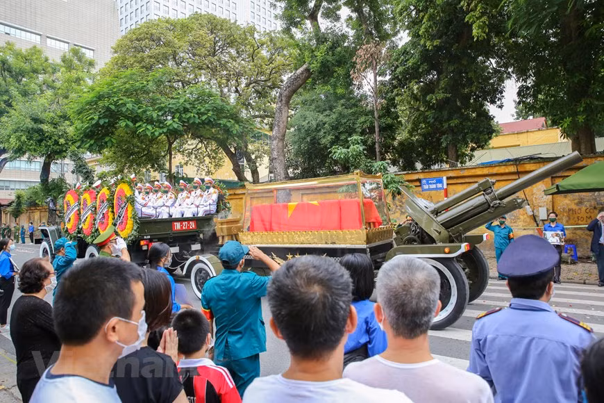 De nombreux habitants sont venus dire adieu à l’ancien secrétaire général du Parti communiste du Vietnam Lê Kha Phiêu. Les ambassades du Vietnam en République de Corée, en Russie, en Australie, en France, en Italie, en Chine, en Afrique du Sud et à Israël ont organisé le 14 août des cérémonies funéraires en hommage de l’ancien dirigeant du Parti communiste du Vietnam Lê Kha Phiêu. Le même jour, des cérémonies similaires ont eu lieu en France, en Italie, à Hong Kong, à Kunming en Chine, et dans plusieurs autres pays pour montrer leur respect à l'ancien secrétaire du Parti communiste du Vietnam Le Kha Phieu. Photo : VietnamPlus 