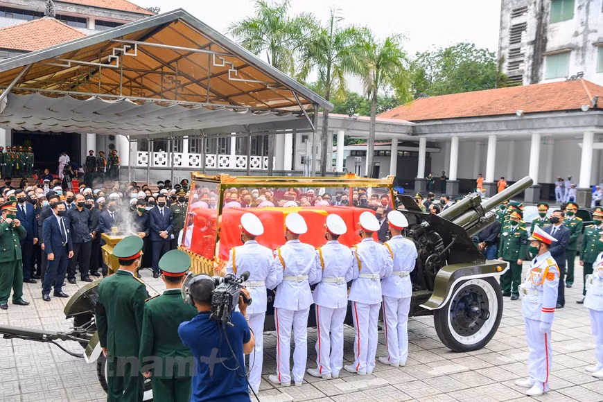 Des délégations du Comité central du Parti, du gouvernement, de l’Assemblée nationale, de la présidence du Vietnam, du Comité central du Front de la Patrie du Vietnam, conduites respectivement par le Premier ministre Nguyên Xuân Phuc, la présidente de l’Assemblée nationale Nguyên Thi Kim Ngân, la vice-présidente vietnamienne Dang Thi Ngoc Thinh, et le président du Comité central du Front de la Patrie du Vietnam, Trân Thanh Mân, sont allées rendre hommage au défunt à la Maison funèbre nationale au 5 rue Trân Thanh Tông à Hanoï. A Hô Chi Minh-Ville et dans la province de Thanh Hoa, de nombreuses délégations de dirigeants et d’organisations locales ont rendu hommage à l’ancien secrétaire général du Parti Lê Kha Phiêu. Photo : VietnamPlus