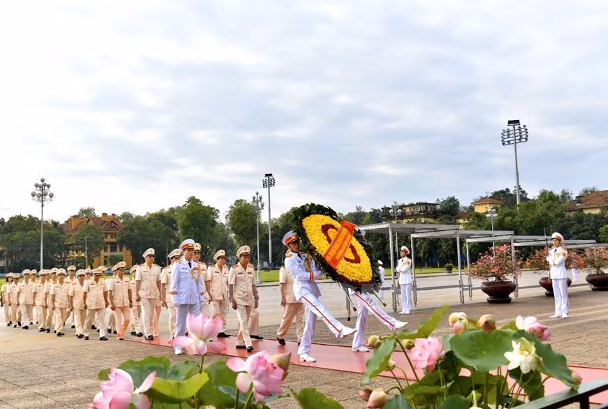 La délégation du Comité central du Parti communiste du Vietnam (PCV) au sein du ministère de la Sécurité a déposé des couronnes de fleurs devant le mausolée du Président Hô Chi Minh et a rendu hommage au grand leader vietnamien. Elle est également allée présenter des offrandes d’encens au Mémorial des héros morts pour la Patrie dans la rue Bac Son dans la capitale de Hanoï. Le mausolée du Président Hô Chi Minh (vietnamien : Lăng Chủ tịch Hồ Chí Minh) est un édifice situé sur la place Ba Dinh à Hanoï au Viêtnam. Il a été construit pour accueillir la dépouille mortelle du grand leader, fondateur de la République démocratique du Vietnam, décédé le 2 septembre 1969. La construction de l'édifice a débuté le 2 septembre 1973. Le mausolée a été inauguré le 29 août 1975. Photo: VietnamPlus