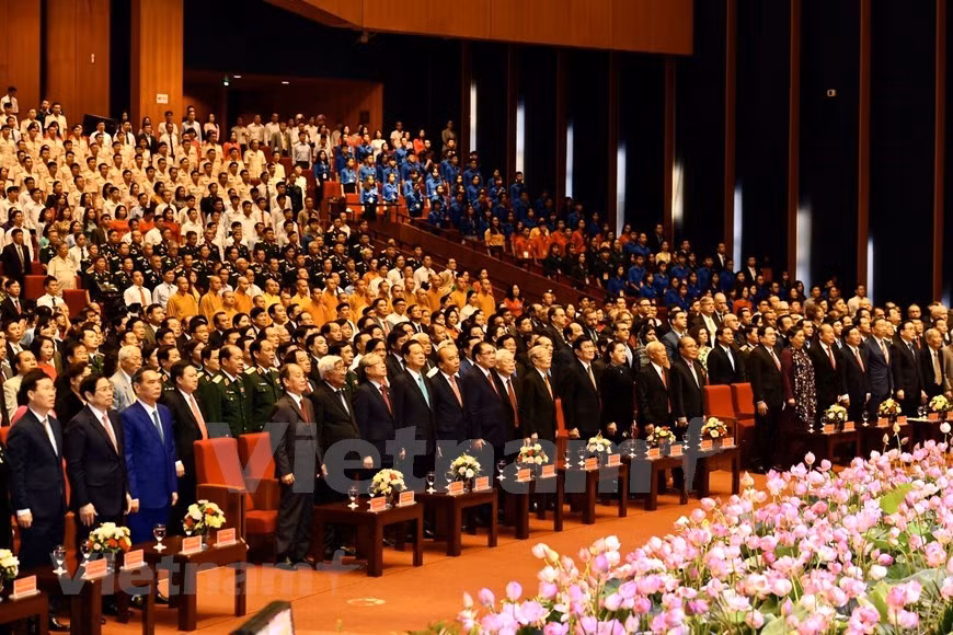 La cérémonie marquant le 130e anniversaire du Président Hô Chi Minh réunit le secrétaire général du Parti communiste du Vietnam et président de la République, Nguyên Phu Trong ; l’ancien secrétaire général du Parti Nông Duc Manh ; les anciens présidents de la République, Trân Duc Luong et Truong Tân Sang ; le Premier ministre Nguyên Xuân Phuc ; la présidente de l’Assemblée nationale Nguyên Thi Kim Ngân ; le président du Comité central du Front de la Patrie du Vietnam, Trân Thanh Mân ; le secrétaire du Comité municipal du Parti et chef de la délégation parlementaire de Hanoï, Vuong Dinh Huê ; des représentants de la commune de Kim Liên (province de Nghê An, Centre), pays natal du Président Hô Chi Minh, sans oublier environ 2.000 autres personnalités, intellectuels, représentants religieux, élèves et étudiants brillants de l’ensemble du pays. Photo: VietnamPlus
