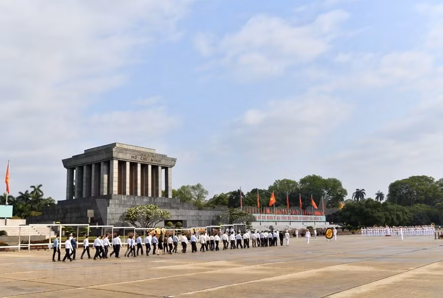 Dans la matinée du 18 mai, des délégations de la Commission militaire centrale (au sein du ministère de la Défense), du Comité central du Parti communiste du Vietnam (PCV) au sein du ministère de la Sécurité et de la ville de Hanoï, ainsi que d’autres délégations de nombreuses localités du pays, ont déposé des couronnes de fleurs devant le mausolée du Président Hô Chi Minh et ont rendu hommage au grand leader vietnamien. Le Président Hô Chi Minh consacra toute sa vie à l’indépendance et à la liberté de son pays, comme au bonheur de son peuple. Il conduisit le Parti et le peuple vietnamiens à des victoires glorieuses. Photo: VietnamPlus