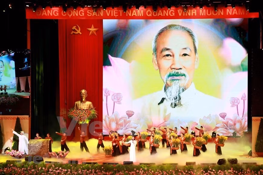 Avant de quitter ce monde en 1969 à l’âge de 79 ans, le Président Hô Chi Minh a légué à son peuple et à toute l’humanité une œuvre riche en vertus morales et politiques qui prônent l’unité, la justice, l’égalité, la solidarité, l’amitié, la compréhension, la coopération et la fraternité entre les peuples. Avec un sens remarquable de la pédagogie, il a su intégrer à leur juste place, dans la lutte des peuples, l’éducation, la culture et la science. Emouvant par sa simplicité et sa sagesse, Hô Chi Minh a été aussi un homme de lettres, un essayiste, un poète et un journaliste qui a mis son génie, ses idées et sa plume au service de l’éducation, de l’émancipation et de l’épanouissement de son peuple et de tous les opprimés. Photo: VietnamPlus