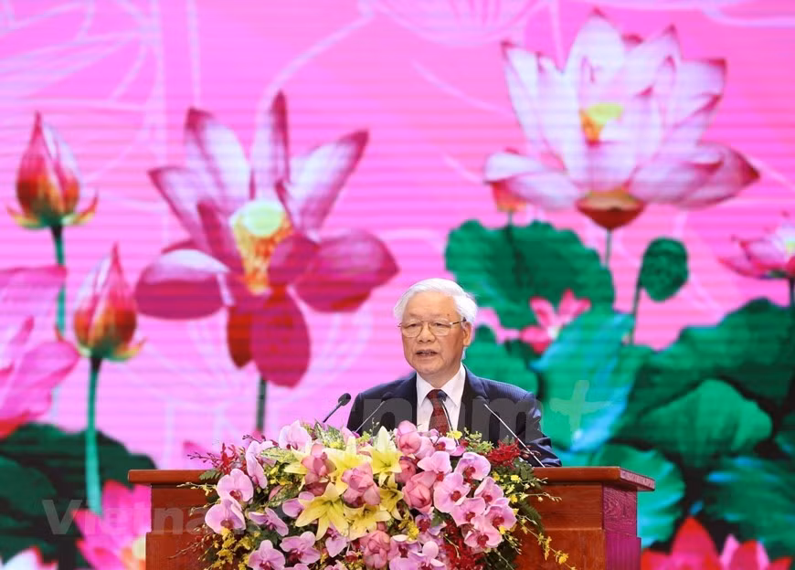 Lors de la cérémonie, le secrétaire général du Parti communiste du Vietnam et président de la République, Nguyên Phu Trong, a souligné : "Notre peuple et notre pays ont donné naissance au Président Hô Chi Minh, le grand héros national. C'est lui qui a fait honneur à notre peuple et notre pays. La vie du Président Hô Chi Minh est le symbole du patriotisme et de l'héroïsme vietnamiens. Il est la représentation de la moralité, de l'intellect, du courage et de la conscience de la nation". D’après lui, le Président Hô Chi Minh a consacré toute sa vie à l’œuvre révolutionnaire de notre Parti, de notre peuple et de nos amis internationaux. Son nom et sa carrière resteront à jamais dans l’histoire de notre pays et dans le cœur du peuple. Il a laissé au Parti, à notre peuple, et aux générations d'aujourd'hui et de demain un héritage de pensée extrêmement précieux, un exemple de moralité et un mode de vie brillante. Photo: VietnamPlus 