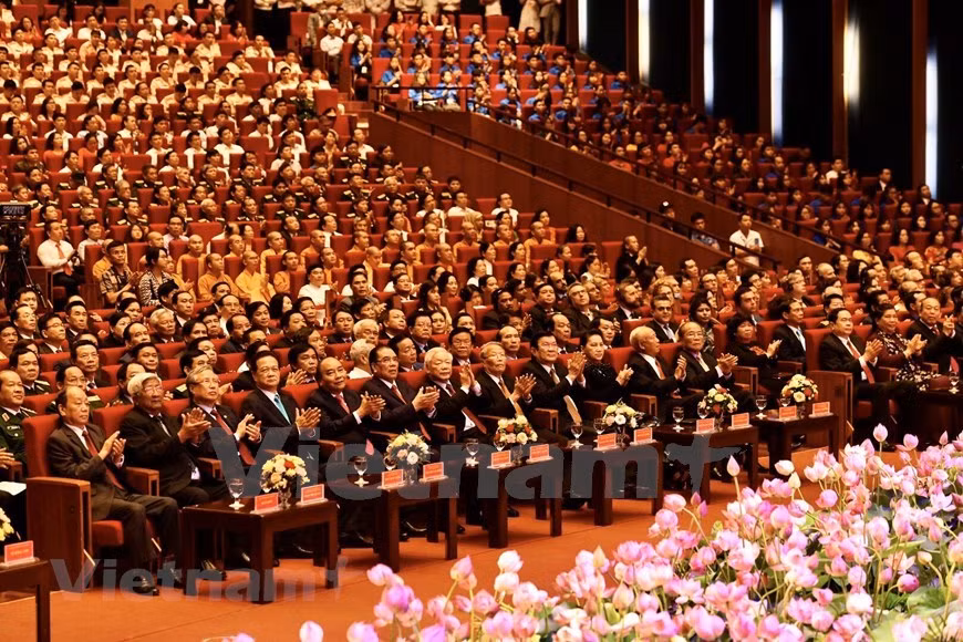 S’inspirant de la Révolution d’Octobre et des idées progressistes, le jeune Nguyen Tat Thanh (le futur Ho Chi Minh) est alors convaincu que seul le socialisme peut conduire le Vietnam à une indépendance totale et réelle. D’où son évolution militante au début des années 1920, au sein du mouvement ouvrier français, et d’autres organisations où il espère contribuer à l’éveil des consciences des peuples colonisés. A la fin du second conflit mondial, Hô Chi Minh guide le combat populaire qui a permis, la conjoncture étant favorable, le recouvrement de l’indépendance, après un siècle d’occupation ponctuée de résistances héroïques. Le 02 septembre 1945, la République démocratique du Vietnam est proclamée. Son président est naturellement Hô Chi Minh. Photo: VietnamPlus