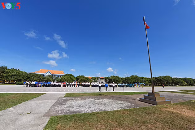 Sous le soleil, le vent et devant les vagues, 10 serments d’honneur ont été solennellement et énergiquement prononcés, traduisant la détermination à défendre solidement la souveraineté nationale et à faire face à tous les défis. Les soldats et les habitants ont ensuite chanté l’hymne national.