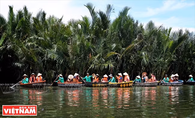 Le visiteur peut se détendre à bord d’un kouffa, à l’ombre des cocotiers, et jouir d’une balade revigorante. 