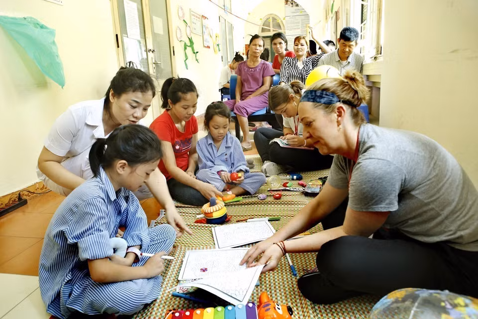 L’Hôpital d’amitié Vietnam - Cuba à Hanoï offre des examens et interventions chirurgicales gratuits, ainsi que des cadeaux à plus de 100 enfants atteints de de fente labiale et palatine dans des villes et provinces du Nord. Photo : VNA