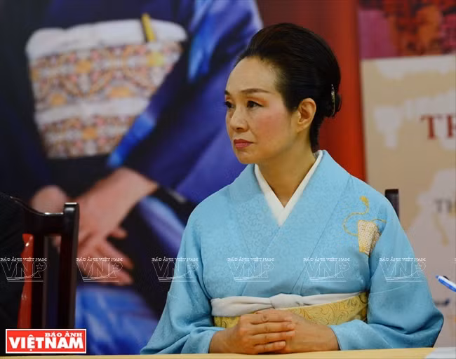 Toba Mika réalise des tableaux sur le Vietnam en utilisant la technique traditionnelle japonaise du katazome.