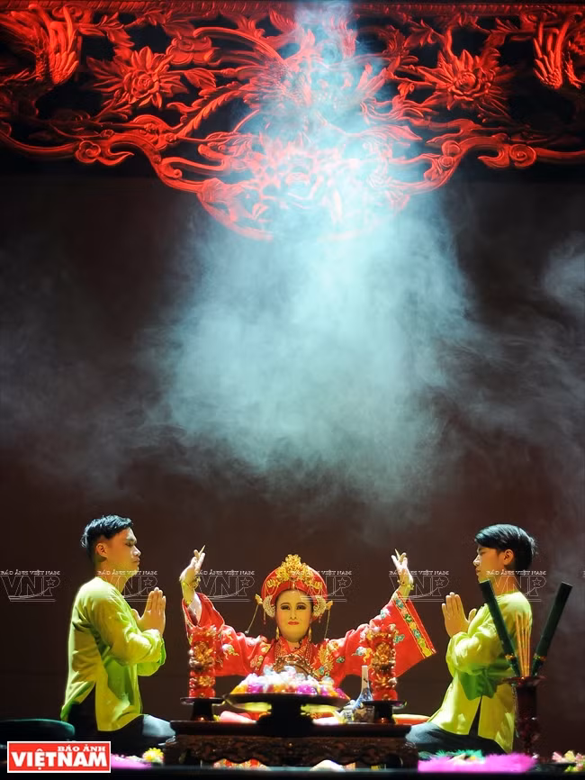 Le spectacle « Tu Phu » reproduit fidèlement les rituels du Hâu dông 