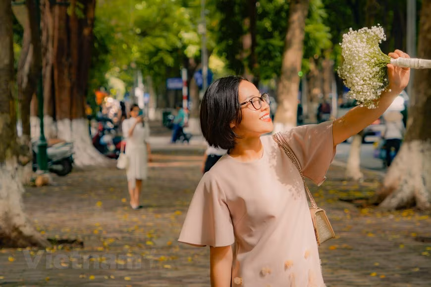 Beaucoup de gens viennent ici pour admirer les feuilles qui tombent et prendre des photos.