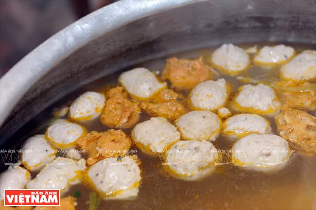 Le bouillon est très important. Il est cuit à petit feu pour qu’il soit toujours clair.