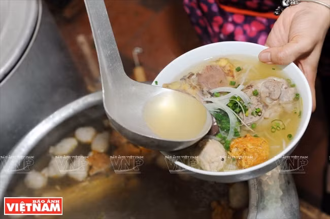 Le bouillon du «bun bo Huê» ne resssemble à aucun autre.