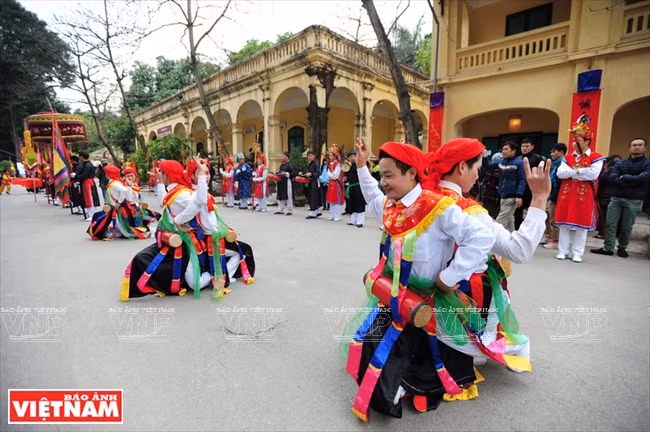 Le trait unique de cette danse est que les jeunes villageois se déguisent en femmes pour danser avec des tambours cylindriques. 