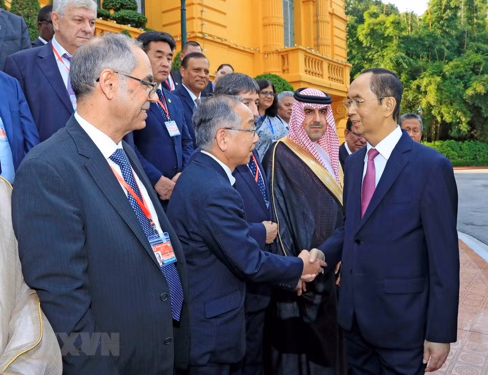  L’après-midi du 19 septembre, le président Tran Dai Quang reçoit des chefs des délégations participant à la 14e Assemblée de l’ASOSAI (Organisation asiatique des Institutions supérieures de contrôle des finances publiques). 