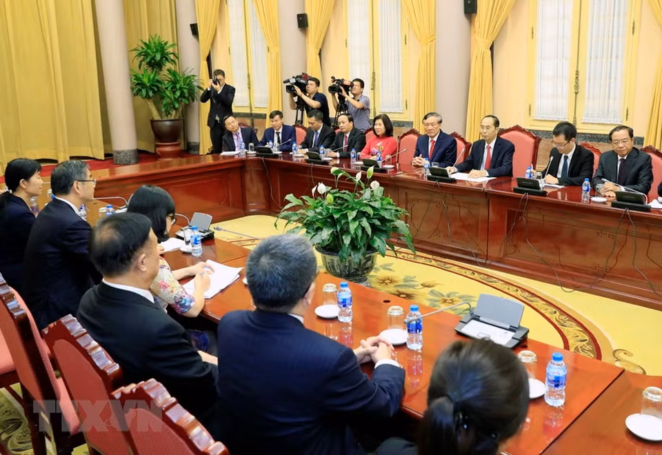  L’après-midi du 19 septembre, le président Tran Dai Quang reçoit le président de la Cour populaire suprême de Chine, Zhou Qiang.