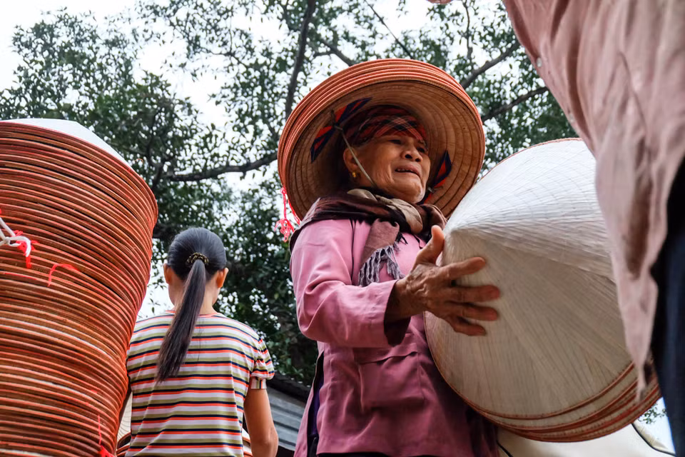  Un chapeau conique coûte de 40.000 à 60.000 dôngs en fonction de sa qualité.