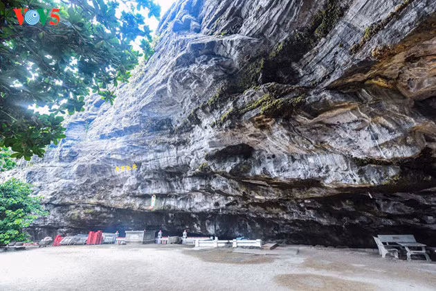  La pagode Hang est aménagée dans une grotte creusée dans un rocher sédimentaire, haute de plus de 3m et large de plus de 20m, à 2-3m d’altitude. 