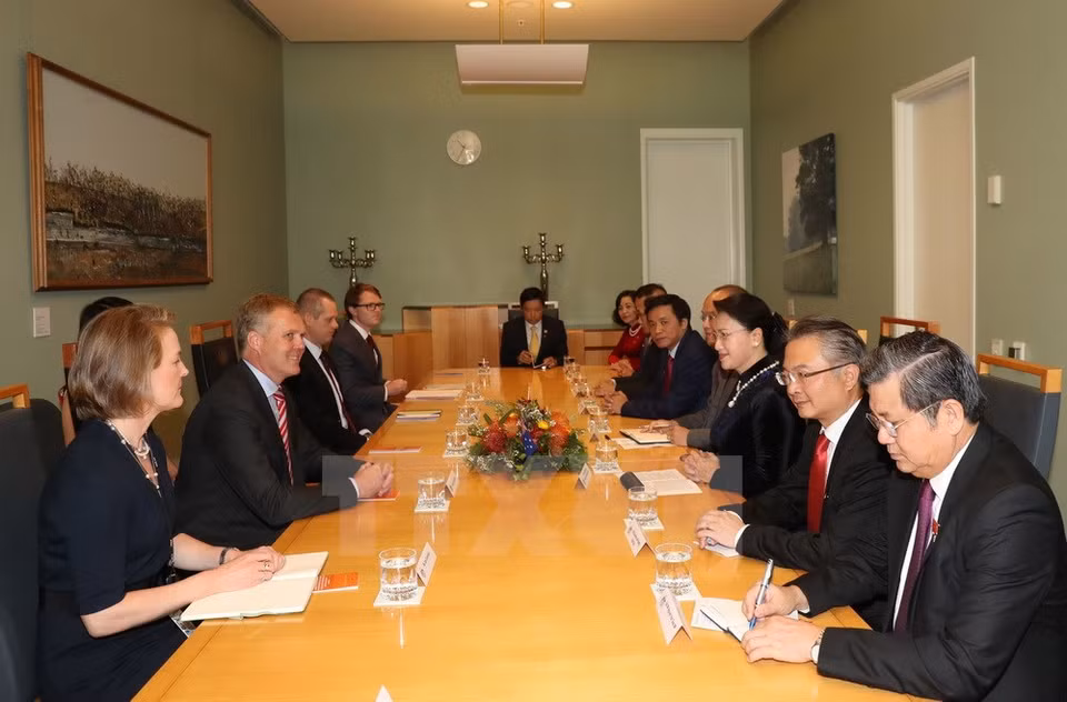 La présidente de l’Assemblée nationale Nguyen Thi Kim Ngan a un entretien avec les présidents du Sénat Scott Ryan et de la Chambre des représentants Tony Smith.