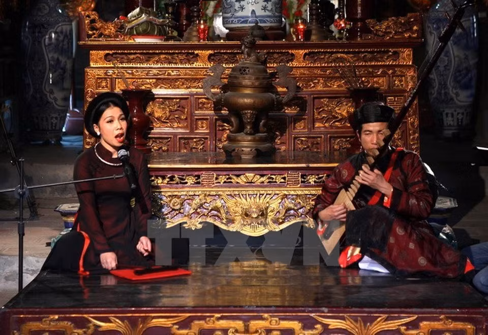 Le Ca tru (chant des courtisanes) est un art folklorique du Vietnam qui a été reconnu en 2009 par l'UNESCO en tant que patrimoine culturel immatériel à protéger d'urgence. 
