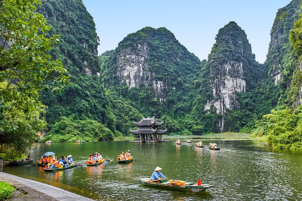 A la 10e place se trouve Ninh Binh, une destination célèbre pour le site de Trang An, Tam Coc - Bich Dong, l'ancienne capitale Hoa Lu, la pagode Bai Dinh ... Avec sa topographie tourmentée - montagnes, rivières, pitons calcaires, grottes - cet endroit est connu comme la "baie d'Ha Long terrestre". Photo: Pelikh Alexey / Shutterstock.