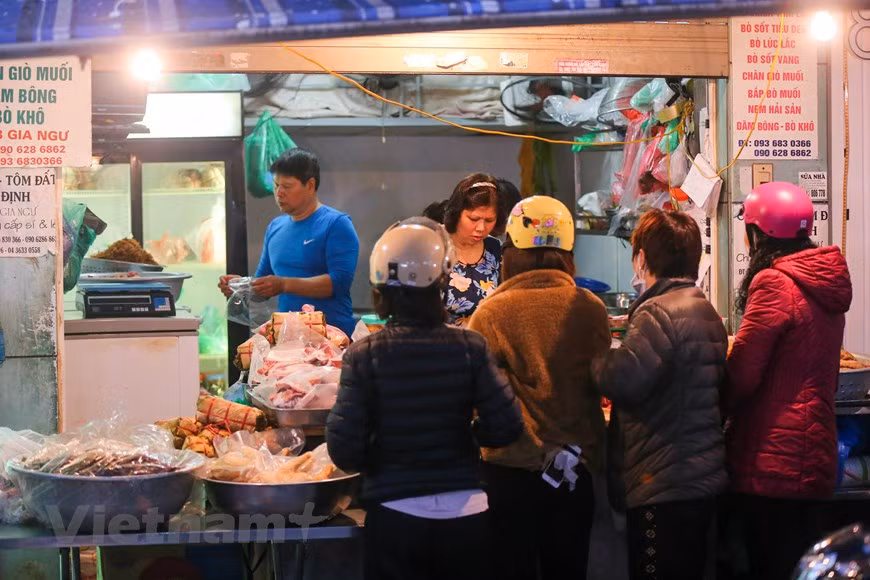 Mais ce qui fait la marque pour que les gens rappellent le marché de Hang Be, ce sont les aliments prêts à manger. Photo: Minh Son/Vietnam+ 