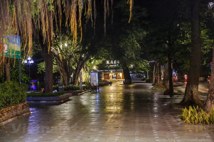 Le Vieux quartier de Hanoï est réputé depuis longtemps pour ses 36 rues et corporations où de nombreux métiers artisanaux se transmettent de génération en génération. Cet endroit porte les traits caractéristiques d’une ville millénaire. À la tombée de la nuit, les visiteurs se plongent dans une ambiance mystérieuse et animée. On peut y faire du shopping, déguster des spécialités gastronomiques ou, tout simplement, boire un verre de bière pression dans la rue Ta Hiên. C’est au 1er septembre 2016 que la zone piétonne autour du lac Hoàn Kiêm (lac de l’Épée restituée) a officiellement ouvert ses portes au public, incluant notamment les rues Hàng Buôm, Ma Mây, Hàng Ngang, Hàng Dào, Luong Ngoc Quyên, Hàng Giây et Dông Xuân, pour ne citer qu'elles. Photo: Vietnam+ 