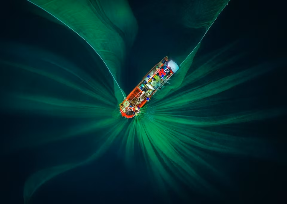 Avec le thème "Abstrait", le photographe Pham Huy Trung a présenté une œuvre très appréciée – "Filet de pêche". "Les filets de pêche à travers les lentilles de drone sont beaux comme une fleur dans la mer", a-t-il déclaré.