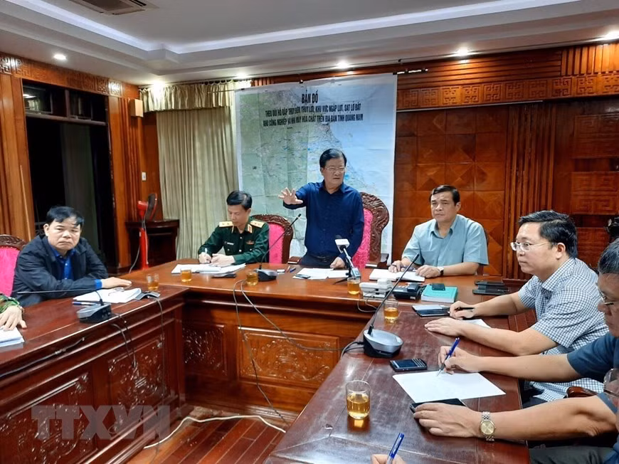Le vice-Premier ministre Trinh Dinh Dung, Comité national de pilotage de la prévention et de la lutte contre les catastrophes naturelles dirige le sauvetage des sinistrés. 