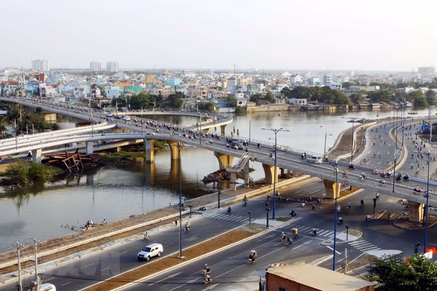 Le pont Nguyen Van Cu traverse le boulevard Est-Ouest, Ho Chi Minh-Ville. Photo: Anh Ton/VNA 