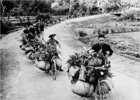  Transport d’armes et de vivres à vélo vers le champ de bataille.