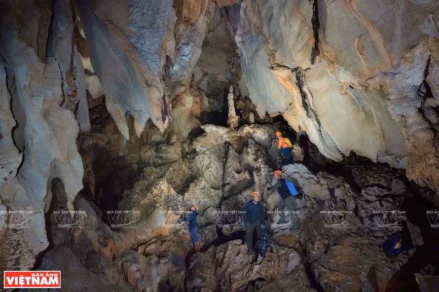 Les visiteurs sont bien équipés pour découvrir et admirer la beauté inexprimable des stalagmites et stalactites restées intactes. 