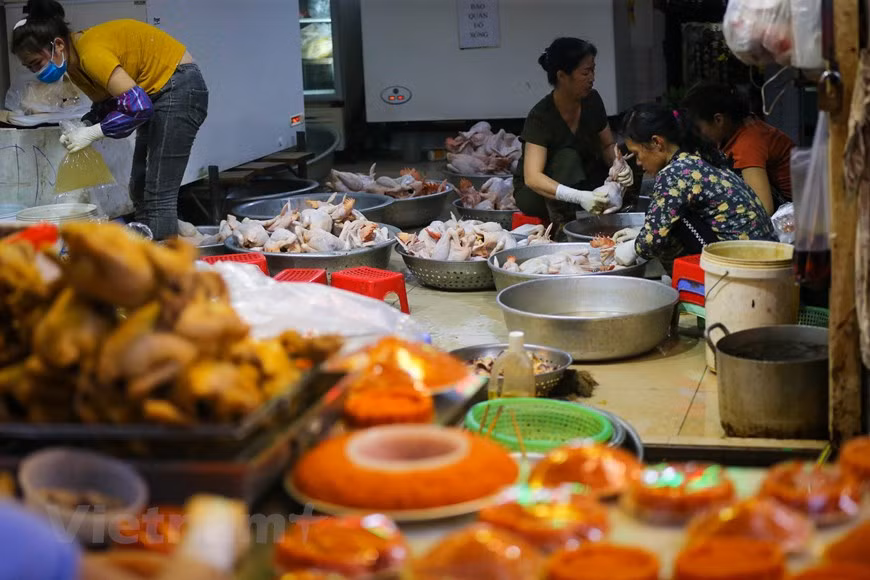 Le poulet est cuit directement au magasin. Photo: Minh Son/Vietnam+ 