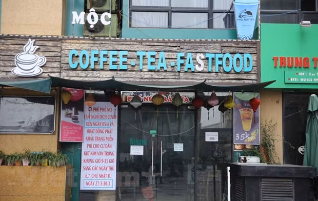 Des cafés sont fermés avant la mise en œuvre de la directive 16/CT-TTg sur la distanciation sociale pendant cette période. Le Premier ministre Nguyen Xuan Phuc a affirmé que le gouvernement contrôlait la situation et s’efforçait d’assurer le bien-être social, notamment les conditions de vie des plus démunis et des chômeurs. Il a indiqué que le gouvernement continuerait d’avancer des mesures pour aider les entreprises à surmonter leurs difficultés, d’intensifier les investissements publics, de garantir la sécurité et l’ordre social. Nguyen Xuan Phuc a ordonné à tous les organes de se concentrer sur l’application des mesures de protection des habitants. Photo: Hung Vo/Vietnam+ 